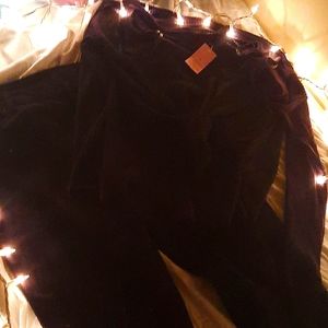 A crop tied Shirt with Black ripped Jeans.🖤